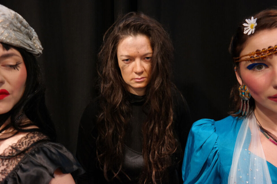 Ann Liv Young som Elektra (i midten), Black Box teater 2016. Foto: Ann Liv Young