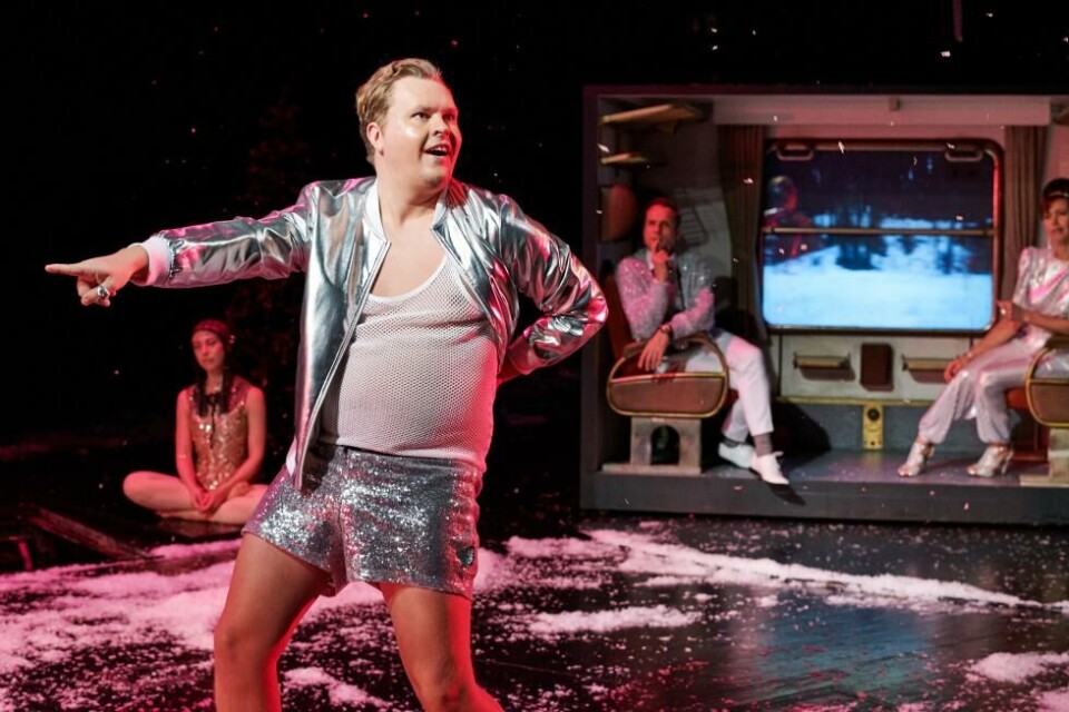 Olav Waastad (foran), i Kunsten å spørre, regi: Melanie Mederlind. Nationaltheatret 2018. Foto: Øyvind Eide