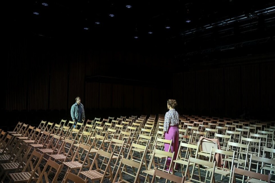 Daniel Herskedal og Johanna Mørck i «Gift», regi: Victoria Meirik. Teatret Vårt 2021. Foto: Erik Birkeland, Tingh