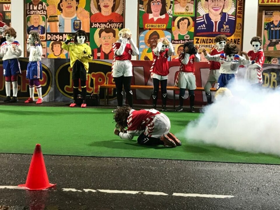 «Fotballspelet» av Vinge/ Müller. Medvirkende barn fra Dale kulturskole. Teaterfestivalen i Fjaler 2020. Foto: Therese Bjørneboe