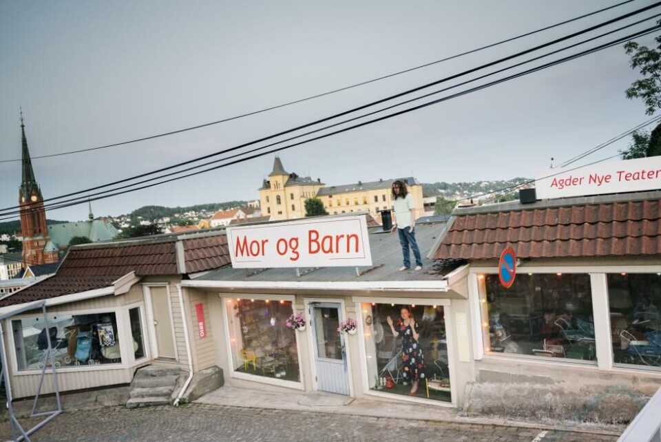 Ingrid Giæver (i vinduet) og Sebastian Kjær (på taket) i «Mor og barn», regi: Magnus Sparsaas. Nye Agder Teater 2021. Foto: Ivo Ek