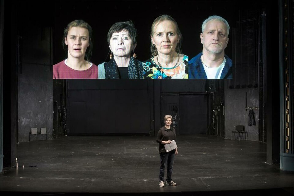 Kjersti Elvik (foran), Irene Waage, Wenche Kvamme, Agnete Haaland og Harry Schøttger-Hauge i «Arv og miljø». Foto: Odd Mehus