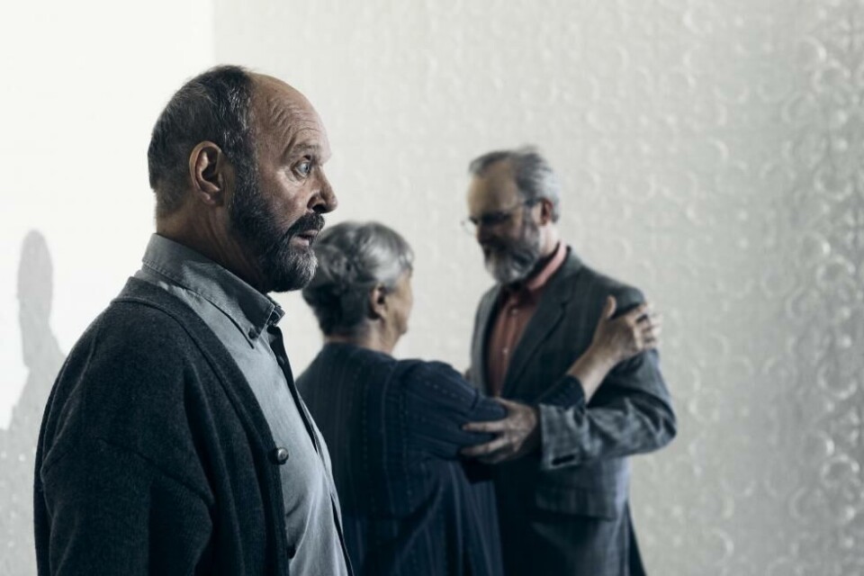 Jan Grønli, Anne Marit Jacobsen og Jon Bleiklie Devik i «Sterk vind». Regi: Johannes Holmen Dahl. Det Norske Teatret 2021. Foto: Pernille Sandberg