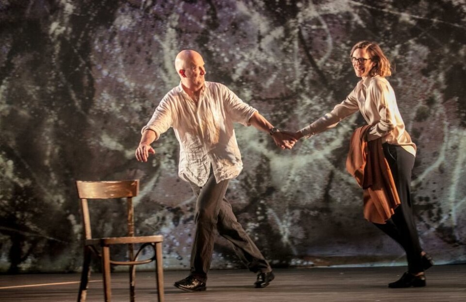 Anders Mordal som Hugo Rask og Ingvild Holthe Bygdnes som Ester Nilsson i «Rettsstridig forføyning». Regi: Alan Lucien Øyen. Foto: Mats Bäcker