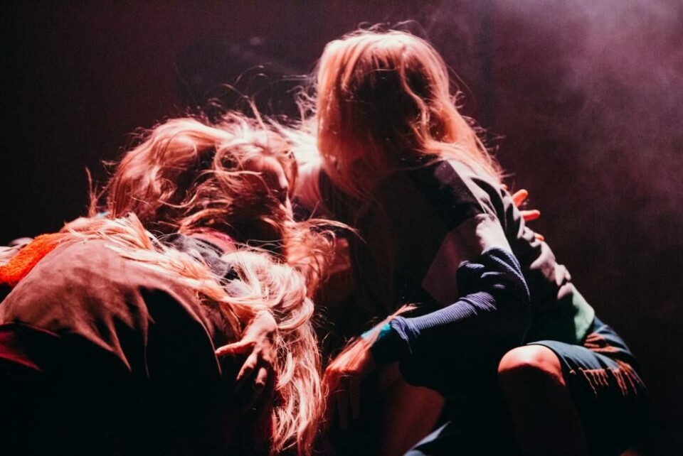 Cheers av Kristin Ryg Helgebostad og Laura Marie Rueslåtten. Dansens Hus 2018. Foto: Tale Hendsnes
