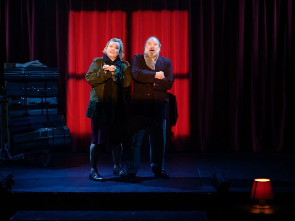 Laila Goody (Courage) och Jan Sælid (Kokken) i «Mor Courage», regi Runar Hodne. Nationaltheatret 2021. Foto: Øyvind Eide