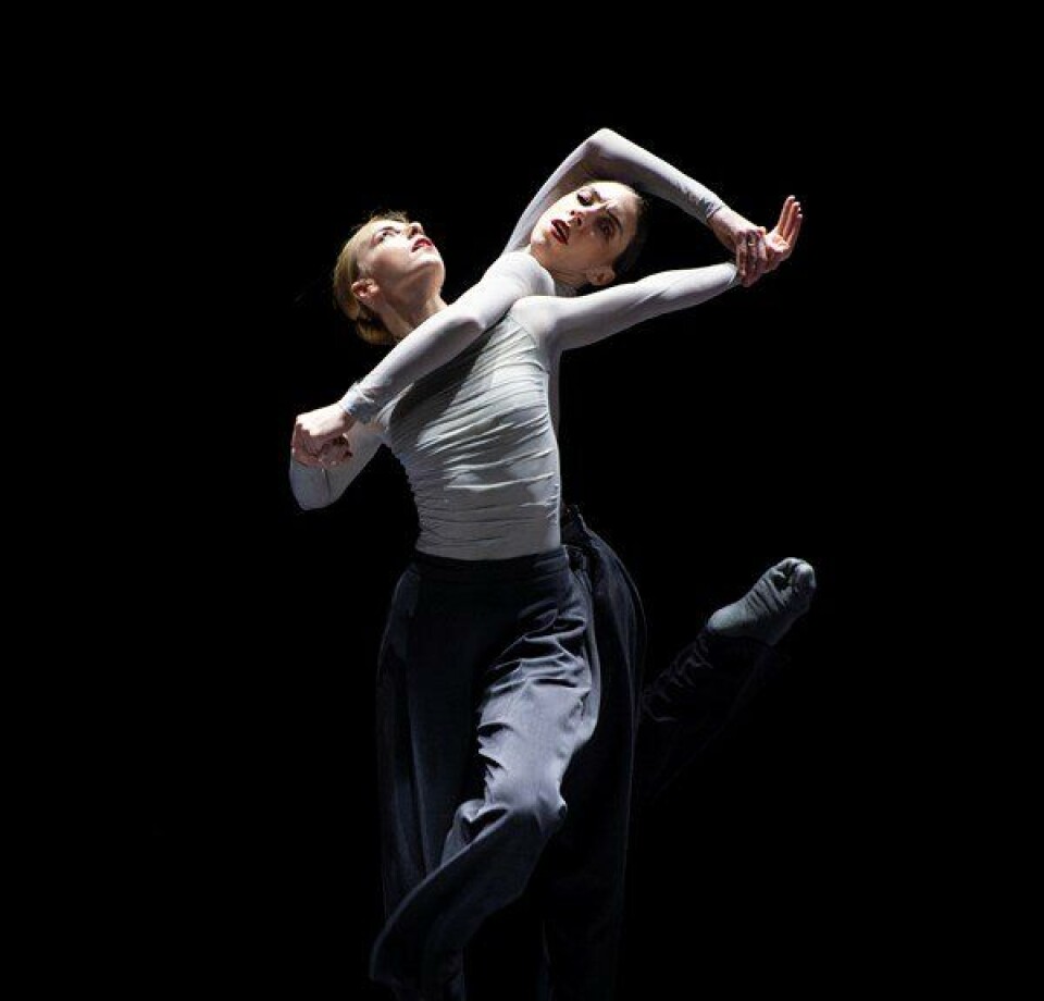 «Islands» av Emma Portner er en av duettene i danseforestillingen «Dialogues» på Dansens hus. Foto: Jörg Wiesner.