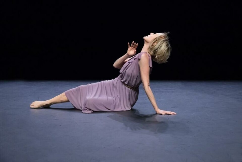 Elisabeth Schwartz i «Isadora Duncan» av Jérôme Bel. Foto: Véronique Ellena