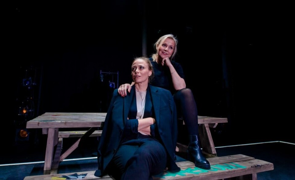Ine Jansen og Linn Skåber i Mens vi venter på no' Godt. Regi: Catrine Telle. Nationaltehatret 2022. Foto: Erika Hebbert