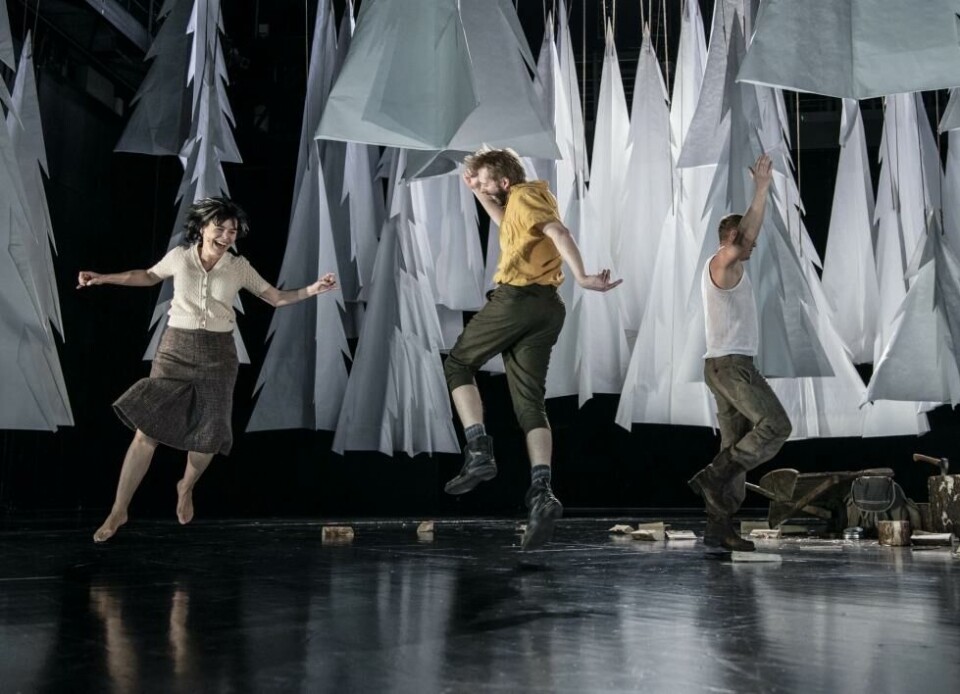 Gjertrud Jynge, Christian Ruud Kallum og Frode Winther i «Fuglane», regi: Luk Perceval. Det Norske Teatret 2022. Foto: Erik Berg
