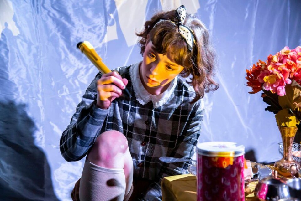 Johanne (Frida Vige Helle) i «Fyrsten - et teselskap om demokratiets forfall» på Rosendal Teater. Foto: Hanna Fauske.