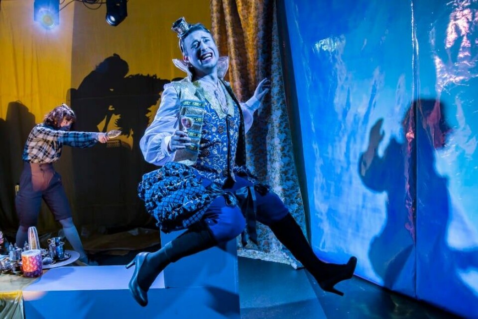 Fyrsten (Ibrahim Fazlic) i «Fyrsten - et teselskap om demokratiets forfall» på Rosendal Teater. Foto: Hanna Fauske.