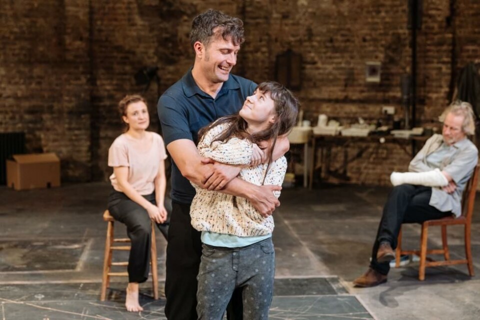 Edward Hogg (Hjalmar) og Grace Doherty (Hedvig) i The Wild Duck, Regi: Robert Icke. Almeida Theatre 2018. Foto: Marc Brenner