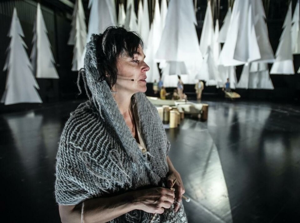 Gå ikke glipp av: Gjertrud Jynge i Fuglane, regissert av Luk Perceval, Det Norske Teatret 2022. Foto: Erik Berg