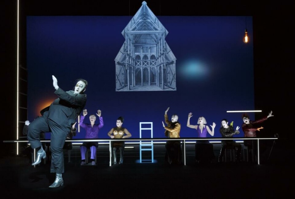 Henrik Rafaelsen som Odin (t.v,) i Edda, i regi av Robert Wilson. Det Norske Teatret 2017. Foto: Sören Vilks
