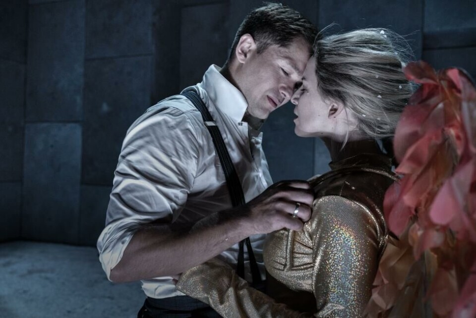 Jacob Oftebro (Torvald) og Sicilia Gadborg Høegh (Nora) i Et dukkehjem. Det kongelige teater 2020/22. Foto: Sidsel Jakhelln Semb