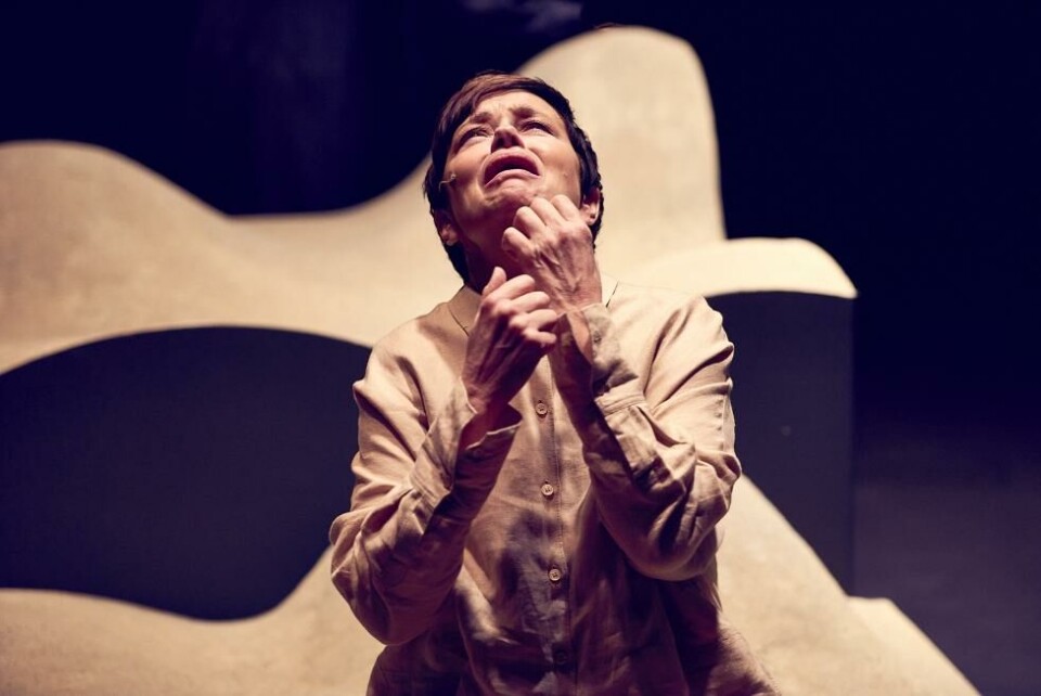 Gisken Armand i «Forbrent – Nawals hemmelighet». Nationaltheatret 2021. Foto: Øyvind Eide