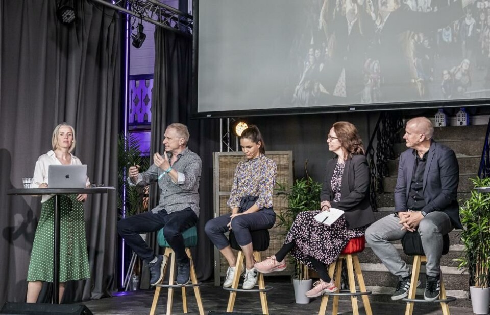 Konferansen under PIT, fra venstre: Hege Knarvik Sande (debattleder og direktør i DTS), Morten Gjelten (direktør i NTO), Marianne Bilger (kunstnerisk programmerer og produsent ved Bærum Kulturhus/Dans Sørøst-Norge), Nina Hodneland (daglig leder i Norsk kulturhus) og Ådne Sekkelsten (daglig leder i Norsk Scenekunstbruk). Foto: Hans Eliassen