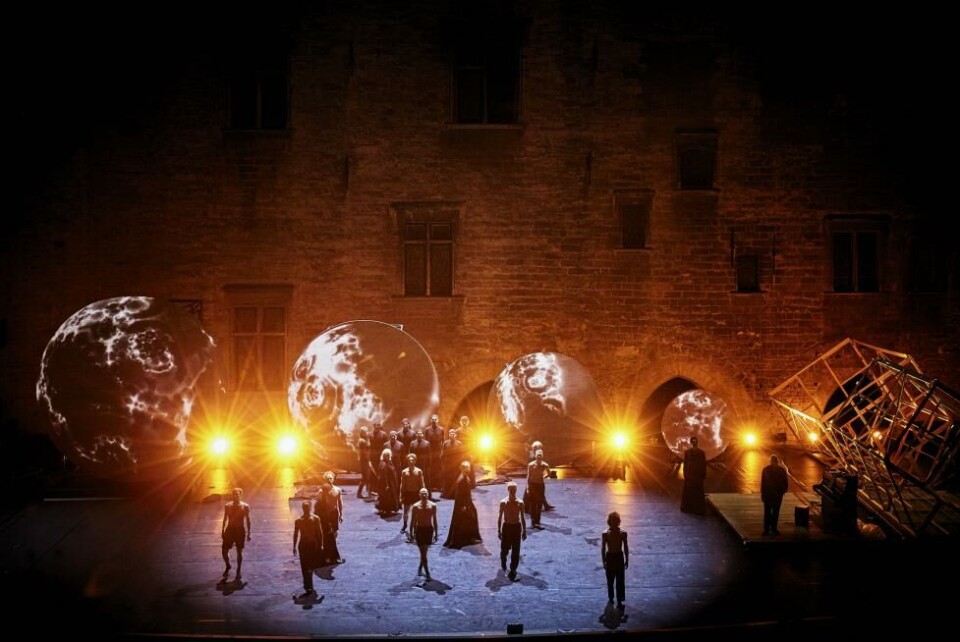«Der schwarze Mönch», regi Krill Serebrennikov. Thalia Theater / Palais des Papes, Avignon 2022. Foto Christoph Raynaud de Lage