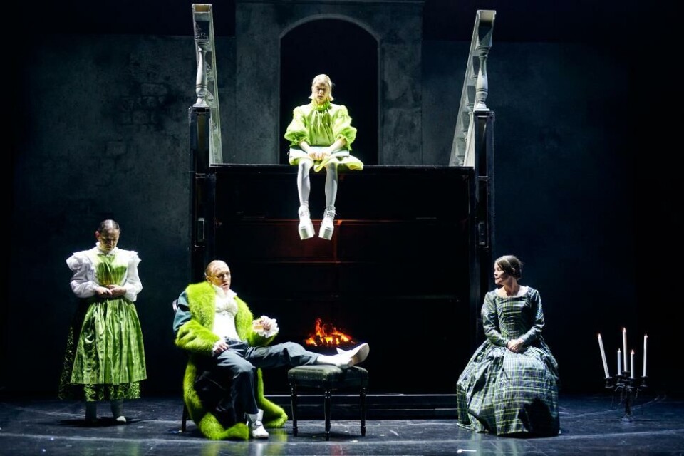 Heidi Goldmann, Thorbjørn Harr, Helene Naustdal Bergsholm (oppe) og Kjersti Tveterås i «Jane Eyre». Foto: Øyvind Eide