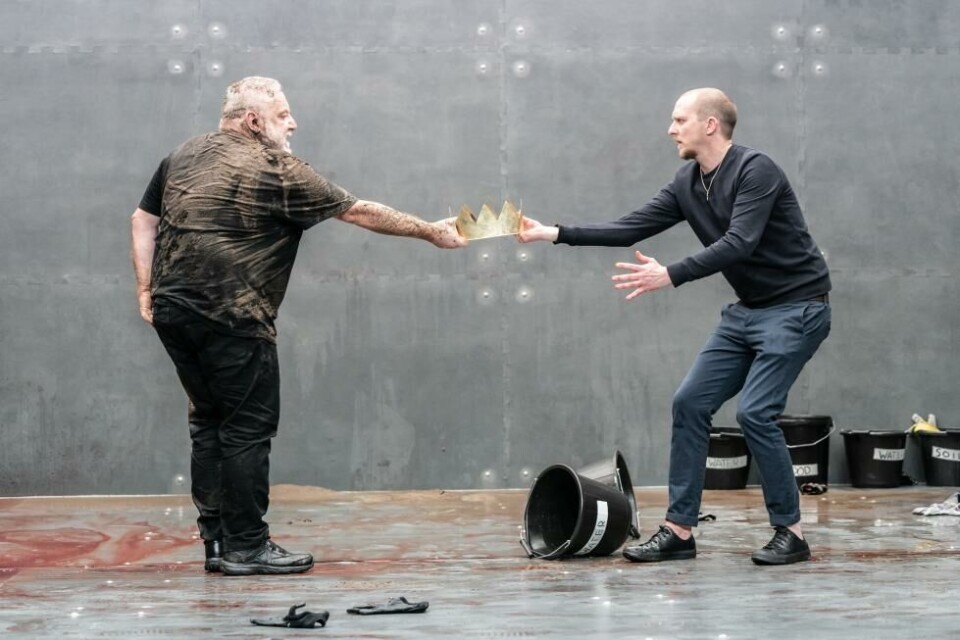 Simon Russell Beale (Richard) og Leo Bill (Bolingbroke). Regi: Joe Hill-Gibbins. Almeida 2019. Foto: Marc Brenner