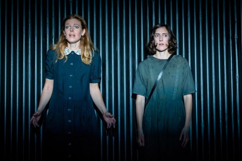 Stine Fevik og Ingvild Holthe Bygdnes i «Min briljante venninne» . Regi: Maren Bjørseth. Oslo Nye 2019. Foto: Lars Opstad