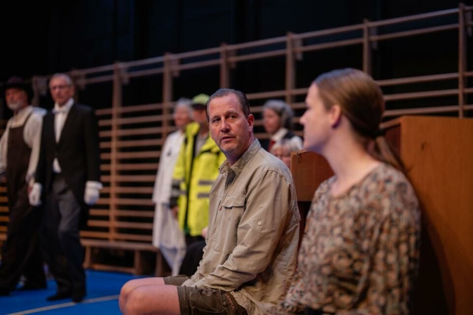 Henrik Rafaelsen i «Samhold søkes» av Jonas Corell Petersen. Kilden Teater 2022. Foto: Lars Gunnar Liestøl