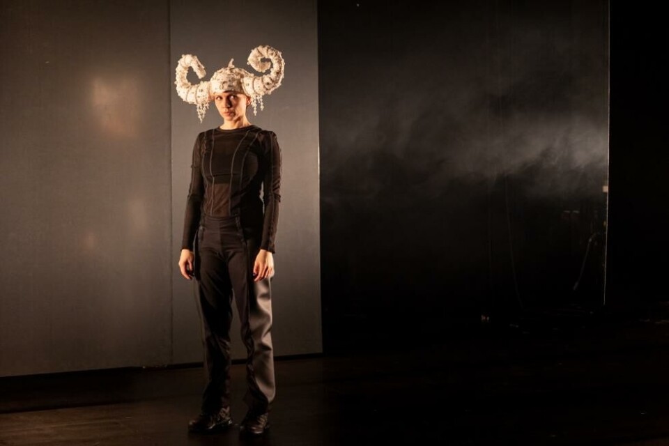 «So far so good» av Freya Sif Hestnes og Marina Popovic (bildet). Rosendal teater 2022. Foto: Atle Auran