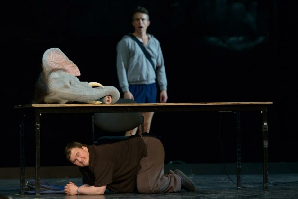 Mark Deans (foran) og David Woods i «Ganesh Versus the Third Reich», regi: Bruce Gladwin. Nationaltheatret, International Ibsen Awards 2022. Foto: Jeff Busby