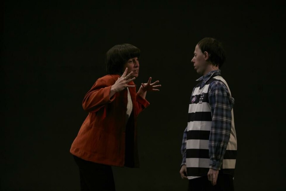 Sarah Mainwaring og Simon Laherty i «The Shadow Whose Prey the Hunter Becomes», Back to Back Theatre. Gjestespill Nationaltheatret 2022. Foto: Zan Wemberley