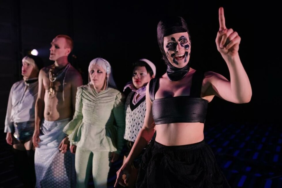 Joachim Joachimsen (Bertelot), Jo Saberniak (Don Juan), Emma Caroline Deichmann (Donna Elvira), Christian Eidem (Angelot) og Synnøve Fossum Eriksen (Donna Anna) i «Don Juan», regi: Ole Johan Skjelbred. Trøndelag teater 2022. Foto: Johannes L. F. Sunde
