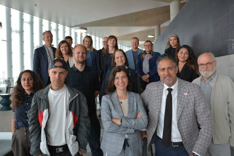 Ytringsfrihetskommisjonen, ved Kulturdepartementets presentasjon i februar 2020, med daværende kulturminister Abid Raja. Begart Reza (til venstre) trakk seg fra kommisjonen i protest før Kulturytring Drammen i juni 2021. Foto: Kulturdepartementet
