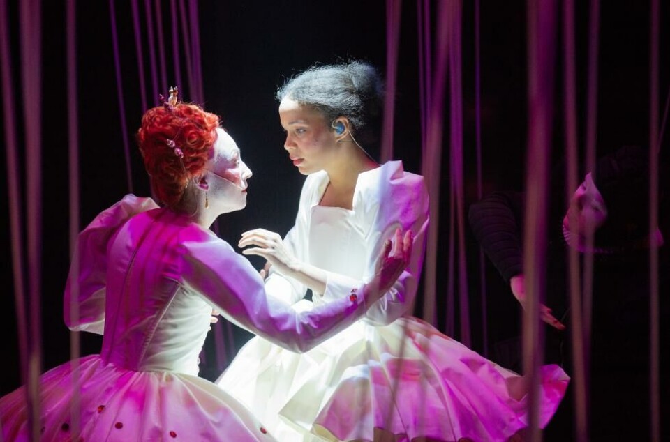 Heidi GJermundsen Broch og Mimmi Tamba i «Semper Eadem», regi og koreografi: Belinda Braza. Det Norske Teatret 2023. Foto: Erik Berg