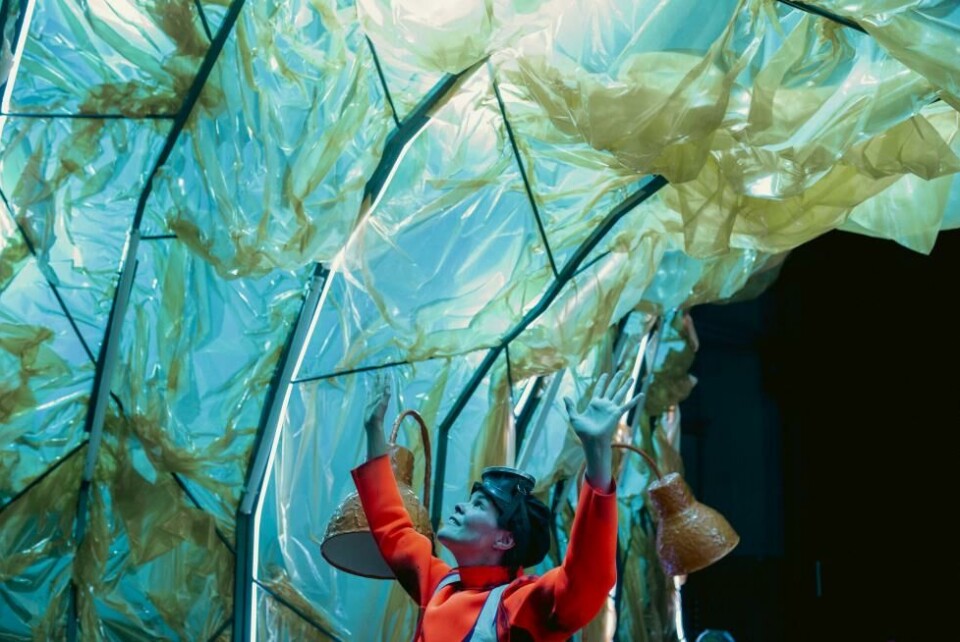 KJersti Tveterår i Hvalen i rommet, regi: Toshiki Okada. Nationaltheatret 2022. Foto: Erika Hebbert