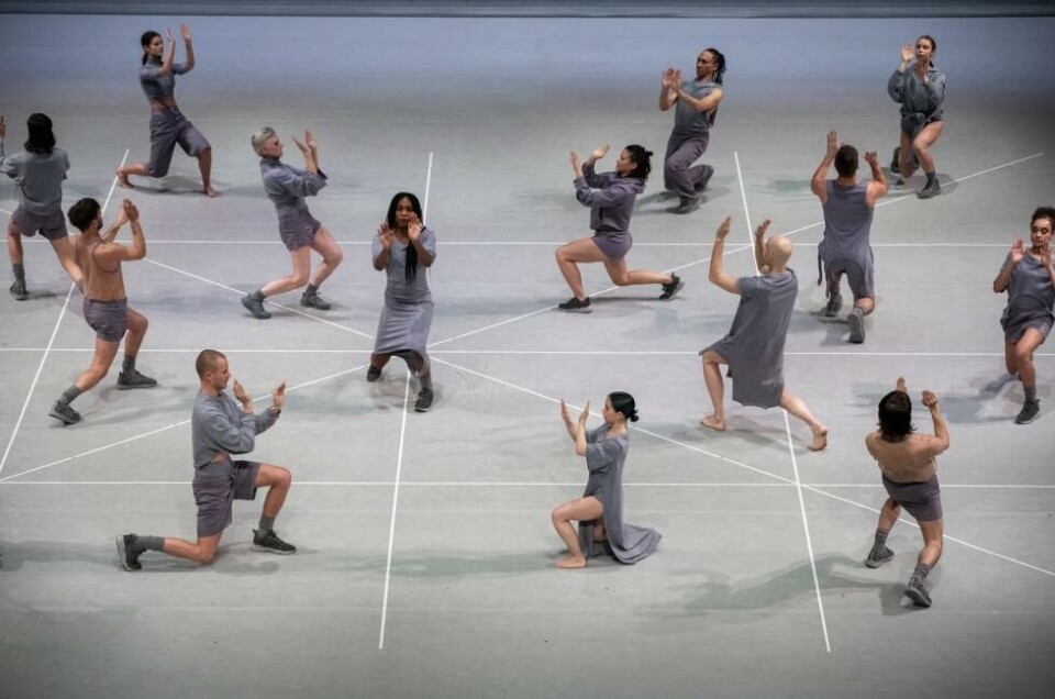 «Any attempt will end in chrushed bodies and shattered bones» av Jan Martens. Dansens Hus 2023. Foto: Phile Deprez