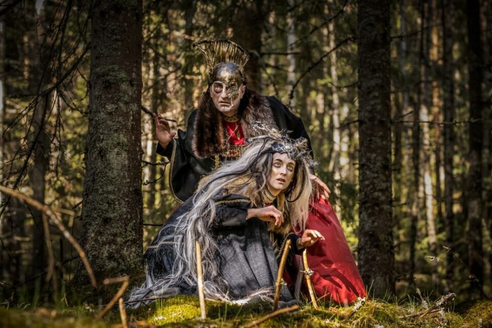 Paul-Ottar Haga (Odin) och Klinga (Volven) i Edda, regi: Leif Stinnerbom. Västanå Teater 2019. Foto Håkan Larsson
