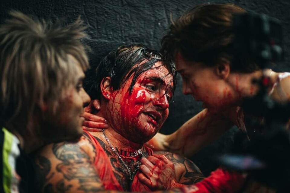 Thomas Bipin Olsen som Benvolio, Amell Basic som Mercutio og Stine Robin Eskildsen som Romeo. Foto Andreas Roksvåg.