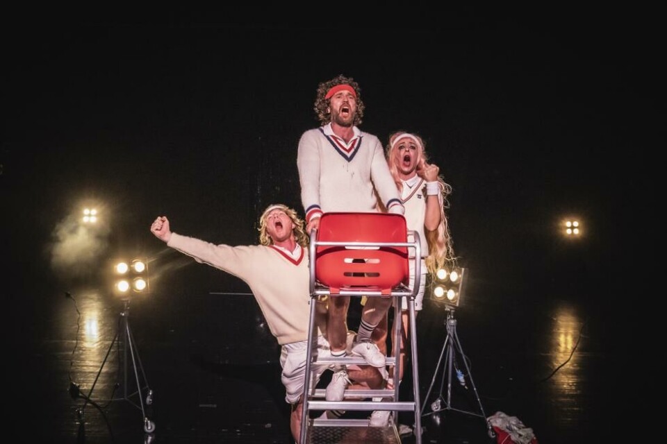 Oddgeir Thue, Kyrre Hellum og Marie Blokhus i «Sudden death», regi: Sigurd Ziegler. Foto: Dag Jenssen
