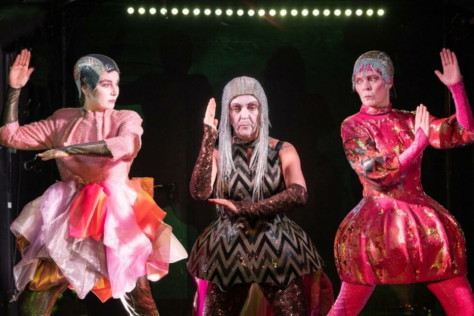 Anette Waller, Geddy Aniksdal og Martha Rasmussen Lubiana i «Plan 9 from Outer Space». Regi: Heiki Riipinen. Oslo Nye, Teaterkjeller'n 2023. Foto: Lars Opstad