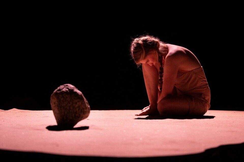 Stonework med Meet Bergman, regi Espen Hjort, Landmarks Collective, Black Box teater 2023. Foto: Anna van Kooij
