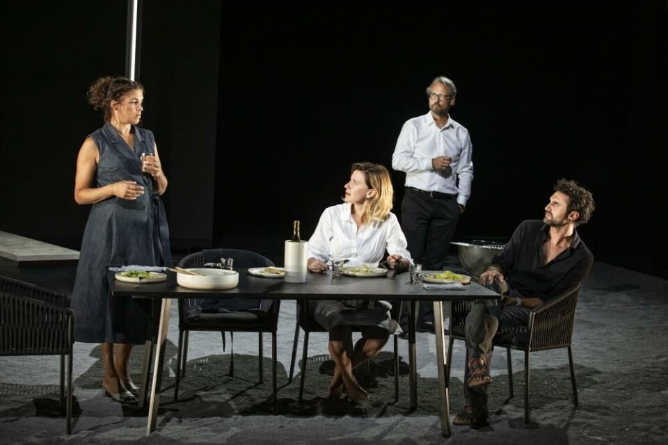 Isabelle Redfern, Caroline Peters, Christian Tschirner og Renato Schuch. Foto: Gianmarco Bresadola