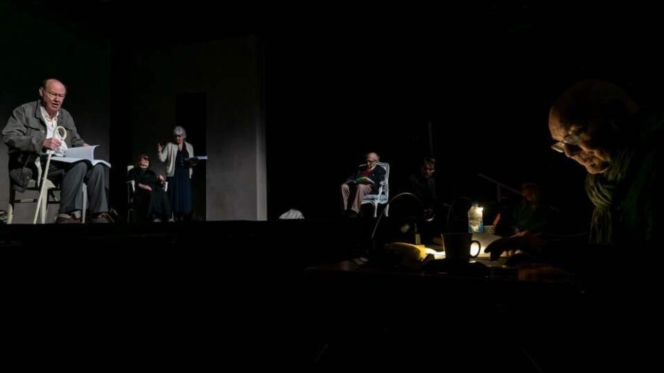 Andante, tekst og regi: Lars Norén. Her ved regipulten til høyre. Dramaten 2019. Foto: Sören Vilks