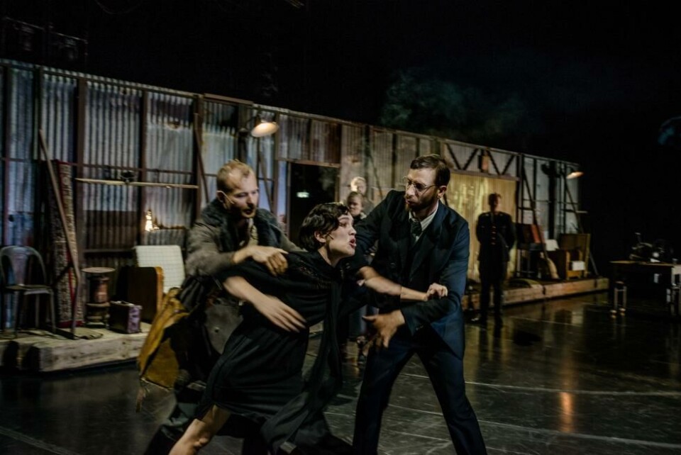 Maria Kristine Hildonen (Serafima) og Herbert Nordrum (Golubkov), i «Flukt», regi: Alexander Mørk-Eidem. Nationaltheatret 2023. Foto: Erika Hebbert