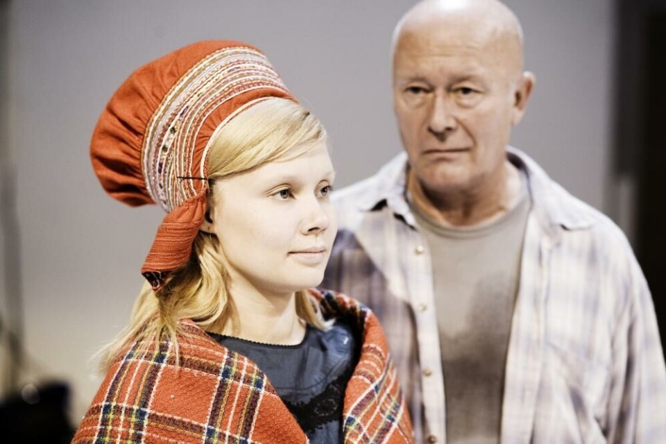 Inga-Maarit GaupJuuso og Nils Ole Oftebro i En lykkens mann. Nationaltheatret 2007. Foto: Marius Hauge