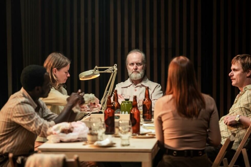 Oscar Jean (Relling), Sara Fellman (Gina), Jon Bleiklie Devik (Gregers), Kristine Hartgen (Hedvig)og Bjørnar Lisether Teigen (Hjalmar) i «Villanden», regi. Victoria Meirik. Teatret Vårt 2023. Foto: Erik Birkeland