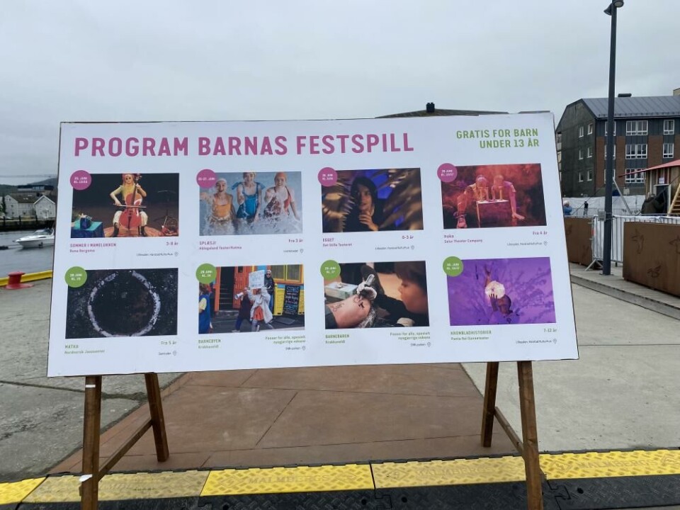 Infoplakat om Barnas Festspill på brygga i Harstad. Foto: Camilla Eeg-Tverbakk