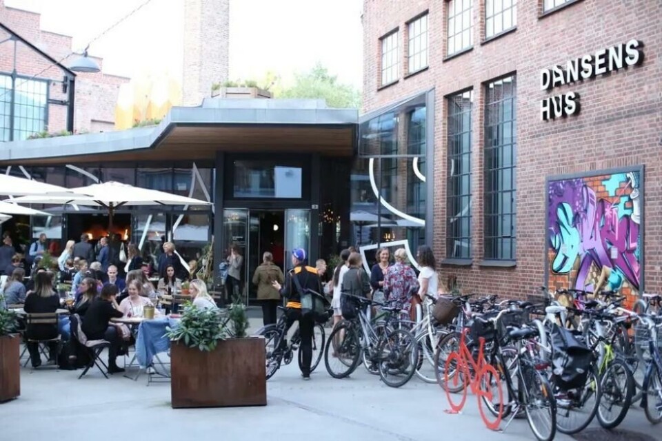 Publikum utenfor Dansens Hus i Oslo. Foto: Tale Hendnes/ Dansens Hus