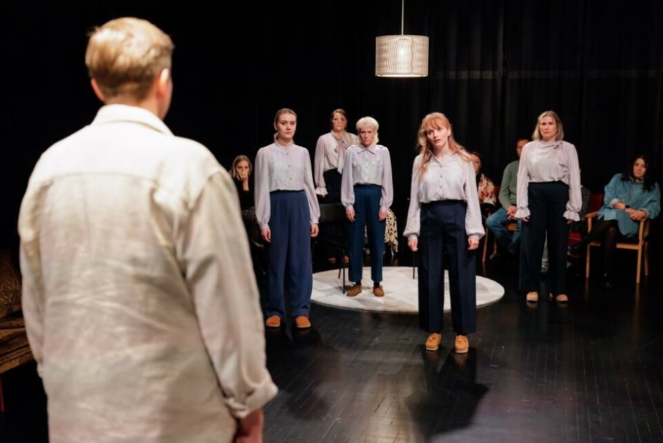 Ensemblet i «Kjære Albert.: Fra venstre: Alexander Rindestu, Kine Eliassen, Anna Karoline Bjelvin, Ellen Andreassen, Julia Bache-Wiig og Hege Aga Adelsteen. Regi: Egill Pálsson. Hålogaland Teater og Vega scene 2023. Foto: Marius Fiskum