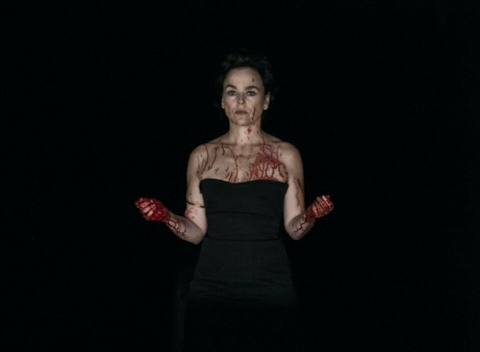 Gjertrud Jynge (Klytaimnestra) i «Oresteia», regi: Eirik Stubø. Det Norske Teatret 2023. Foto: Erik Berg