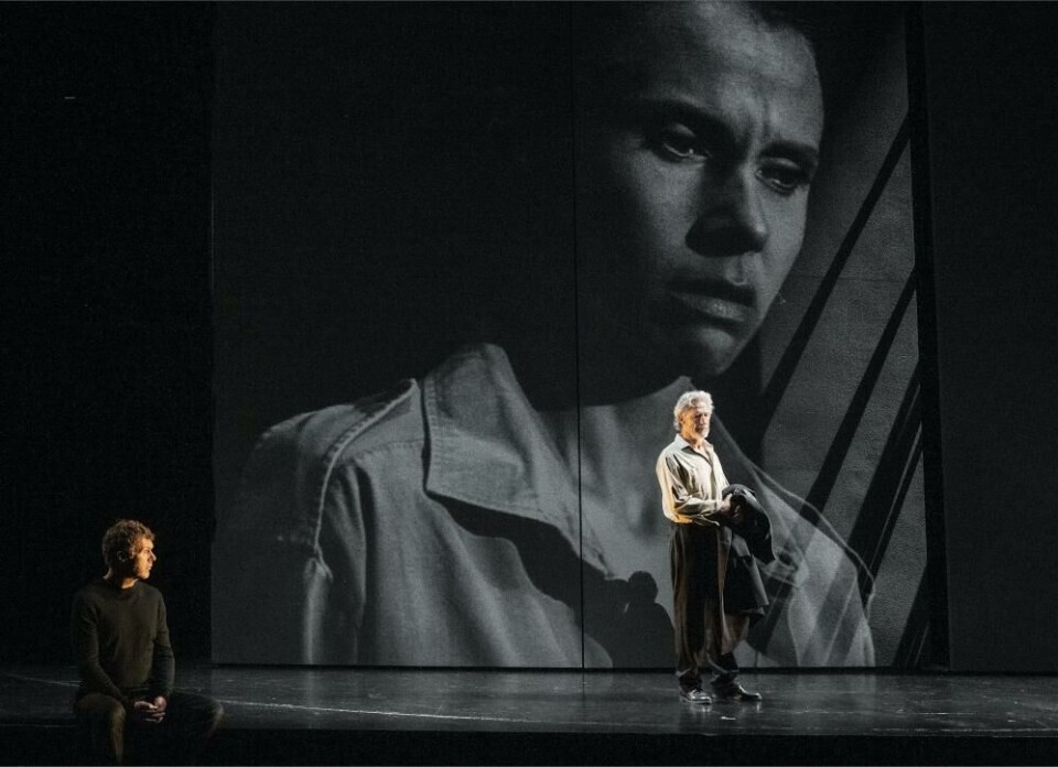 Geir Kvarme (korleder), Bjørn Skagestad (Agamemnon) og på video: Sarakka Gaup (Kassandra). Foto: Erik Berg